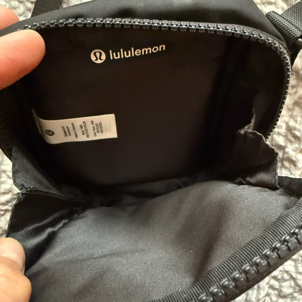Lululemon crossbody bag - Picture 2 of 3